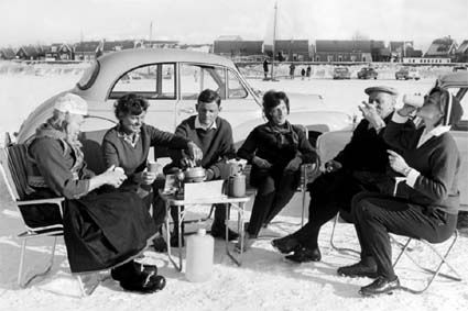 Familiepicknick op het IJsselmeer.